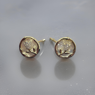Earring white shell pearl base gold plated elegant look