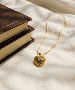 Necklace Heart pendant with rhinestone on